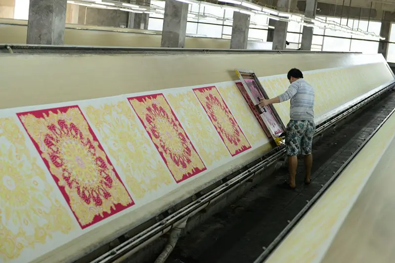Screen printing setup for silk fabric production
