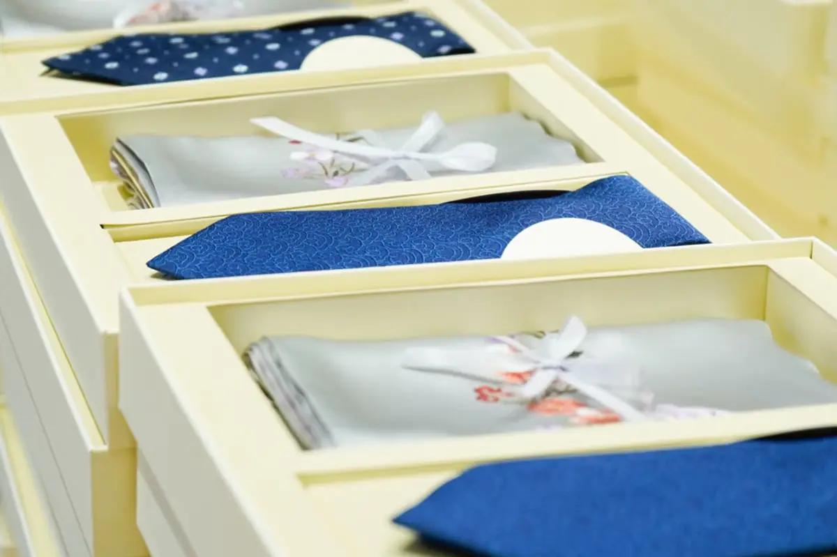 Confirming packaging details for custom silk product orders