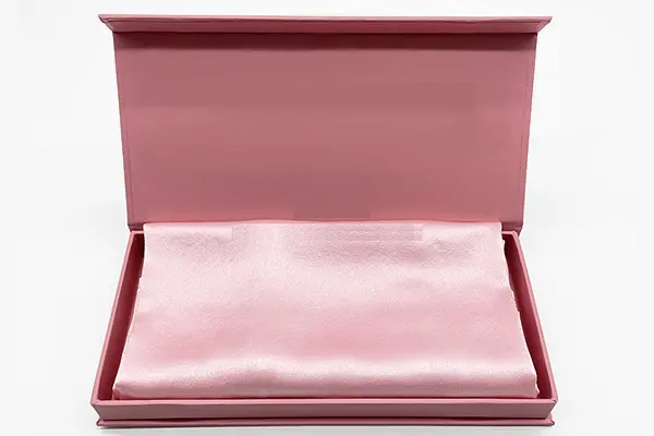 Magnetic closure luxury packaging for silk gift sets