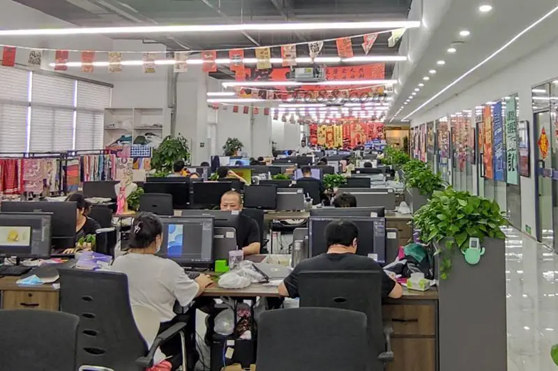 Experienced silk manufacturing team in factory