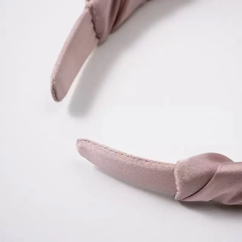 Elastic silk headband detail